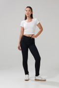 Jean azul intenso push up con costuras visibles y tiro alto