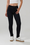Jean azul intenso push up con costuras visibles y tiro alto