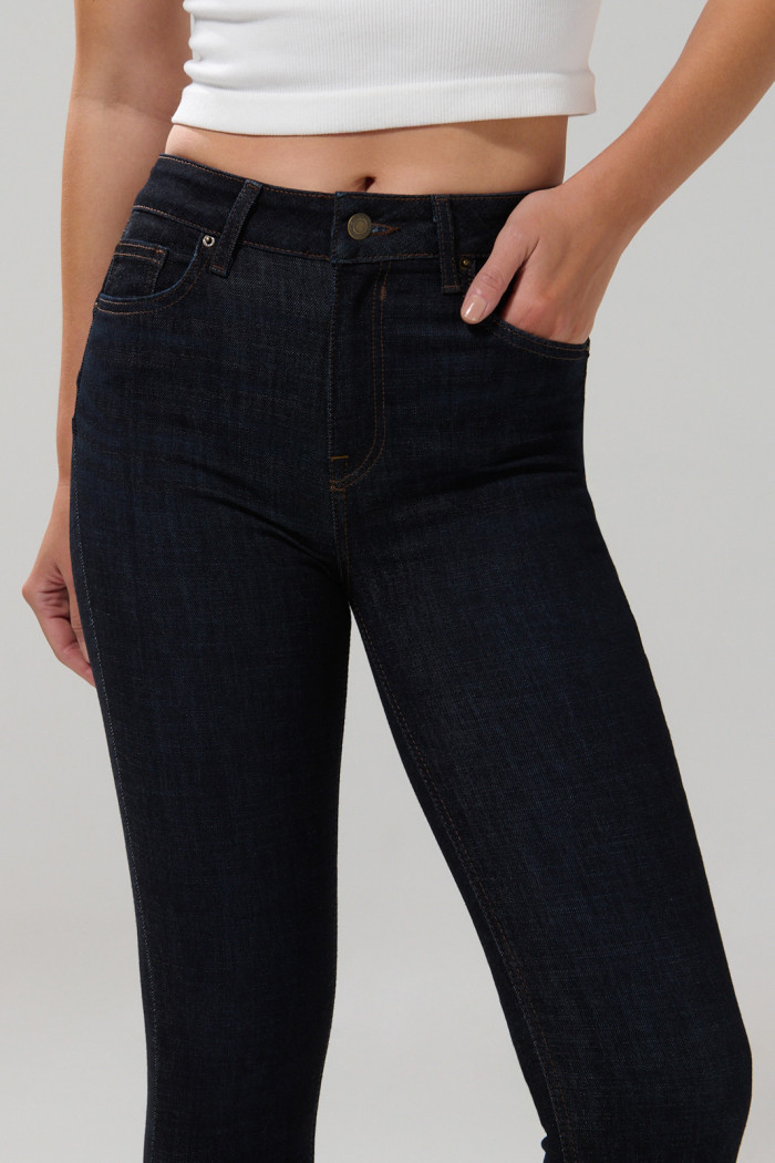 Jean azul intenso push up con costuras visibles y tiro alto
