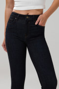 Jean azul intenso push up con costuras visibles y tiro alto