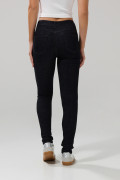 Jean azul intenso push up con costuras visibles y tiro alto