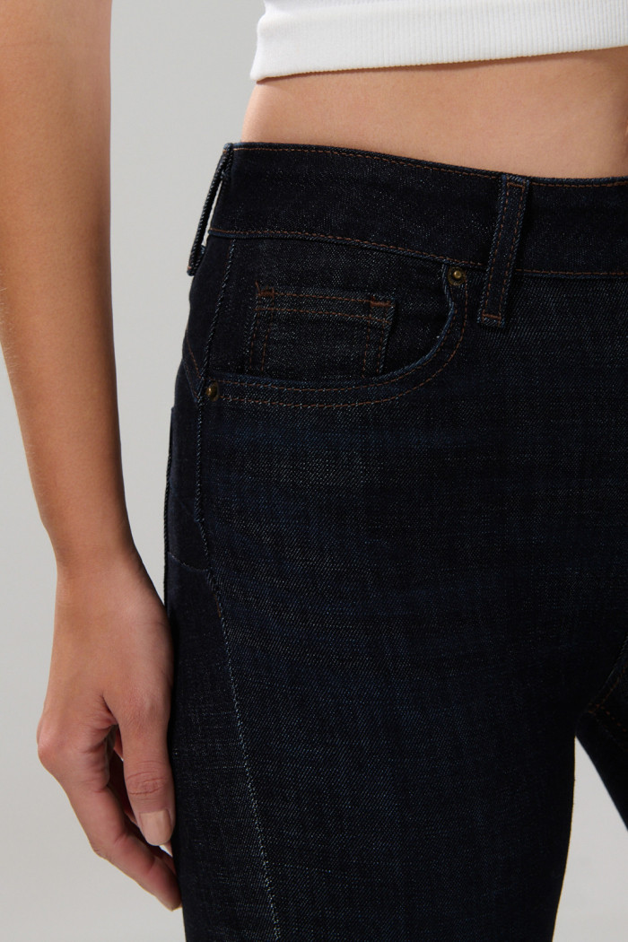 Jean azul intenso push up con costuras visibles y tiro alto