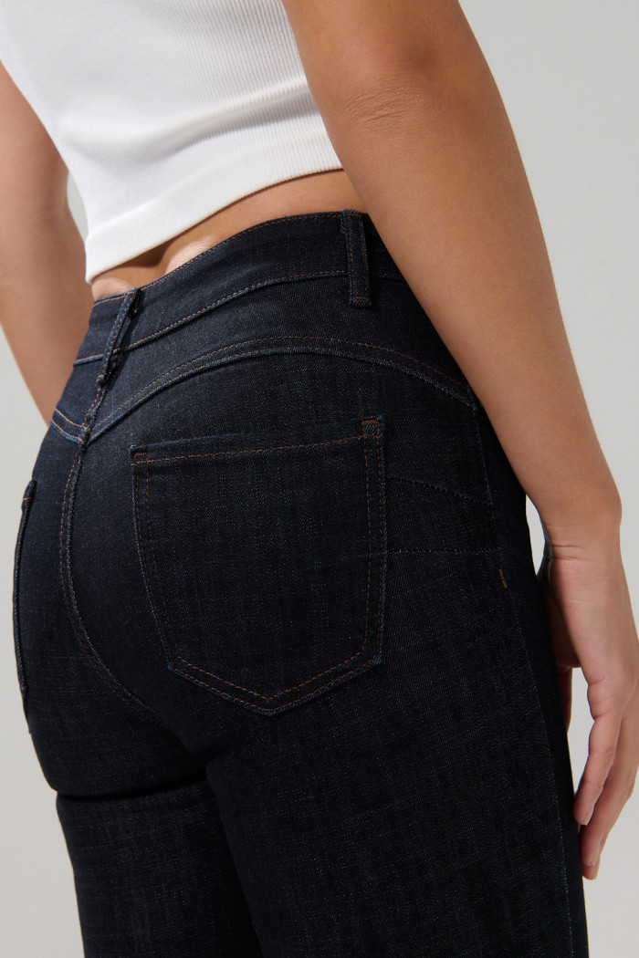 Jean azul intenso push up con costuras visibles y tiro alto