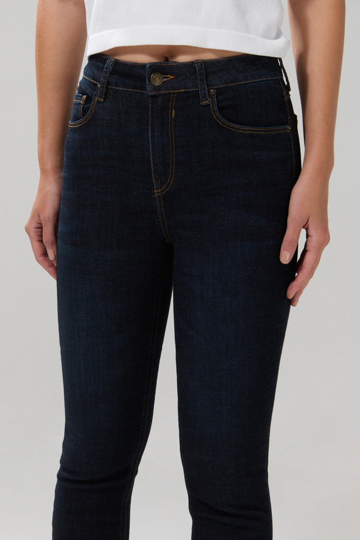 Jean azul intenso jegging tiro alto con cremallera en frente