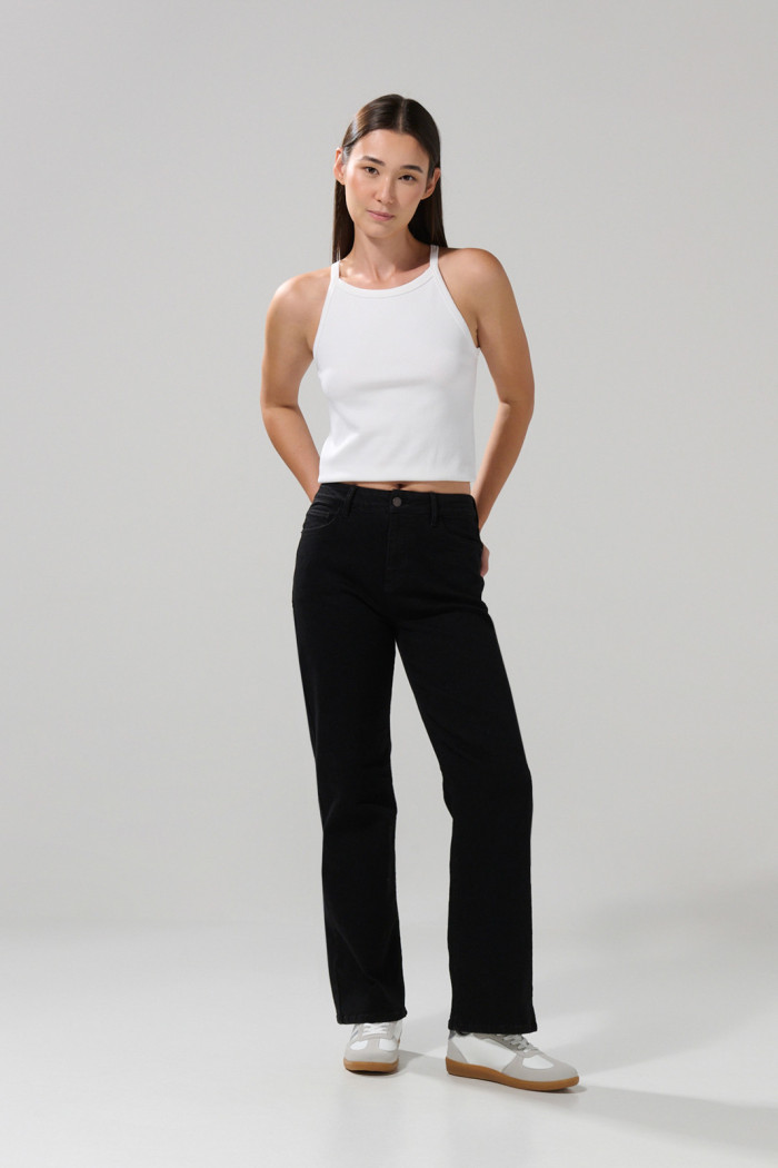 Jean negro straight leg con bota recta y tiro alto