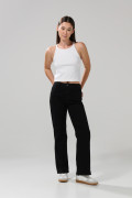 Jean negro straight leg con bota recta y tiro alto