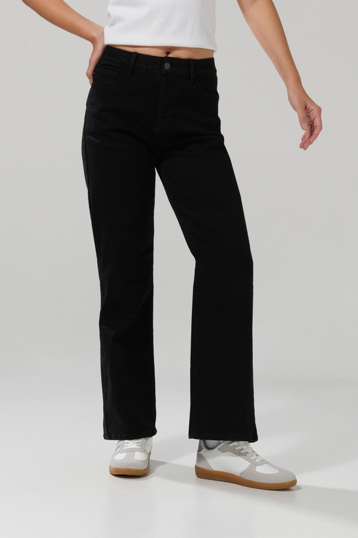 Jean negro straight leg con bota recta y tiro alto