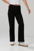 Jean negro straight leg con bota recta y tiro alto