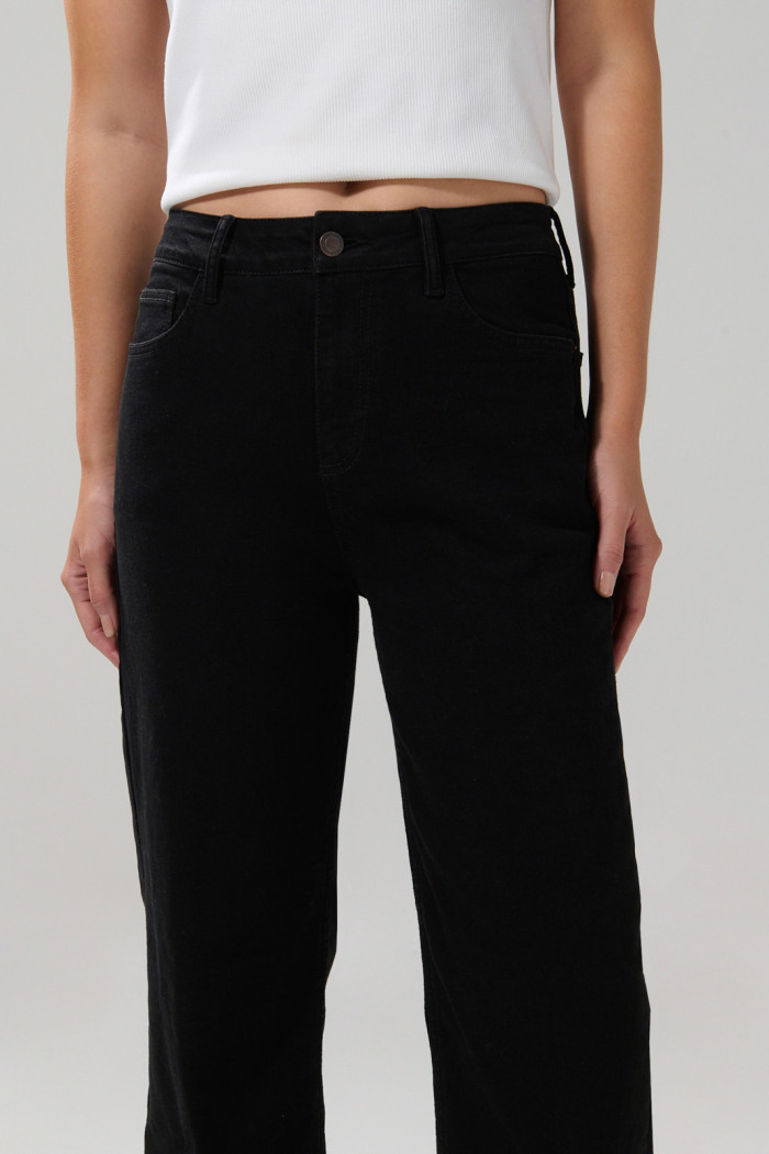 Jean negro straight leg con bota recta y tiro alto