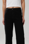 Jean negro straight leg con bota recta y tiro alto