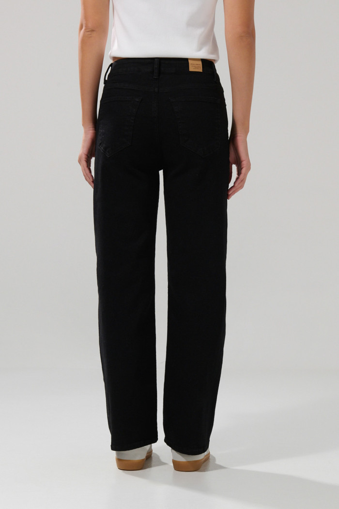 Jean negro straight leg con bota recta y tiro alto