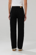 Jean negro straight leg con bota recta y tiro alto