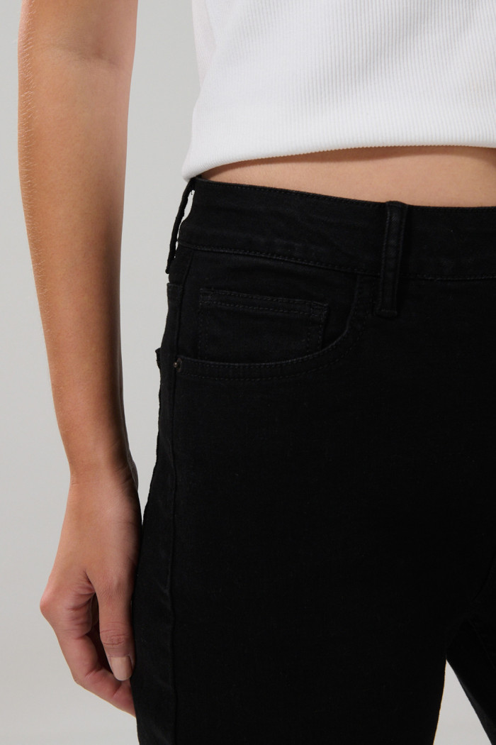 Jean negro straight leg con bota recta y tiro alto