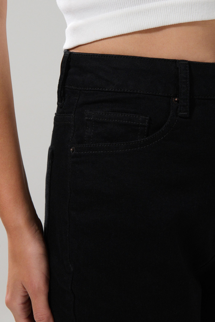 Jean tiro súper alto negro mom con bota recta y bolsillos