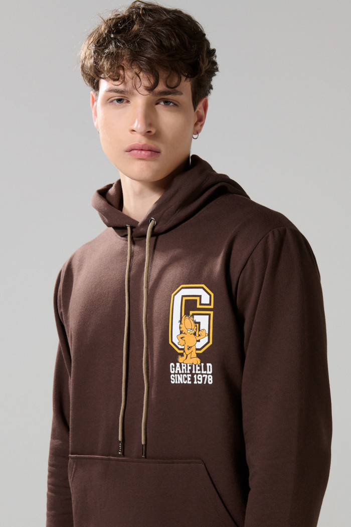 Buzo con capota café oscuro y diseño de Garfield
