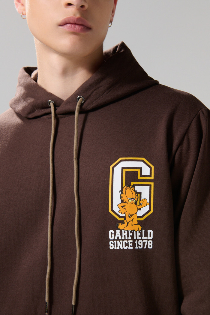 Buzo con capota café oscuro y diseño de Garfield