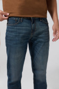 Jean slim azul medio con tiro bajo y ligeros desgastes