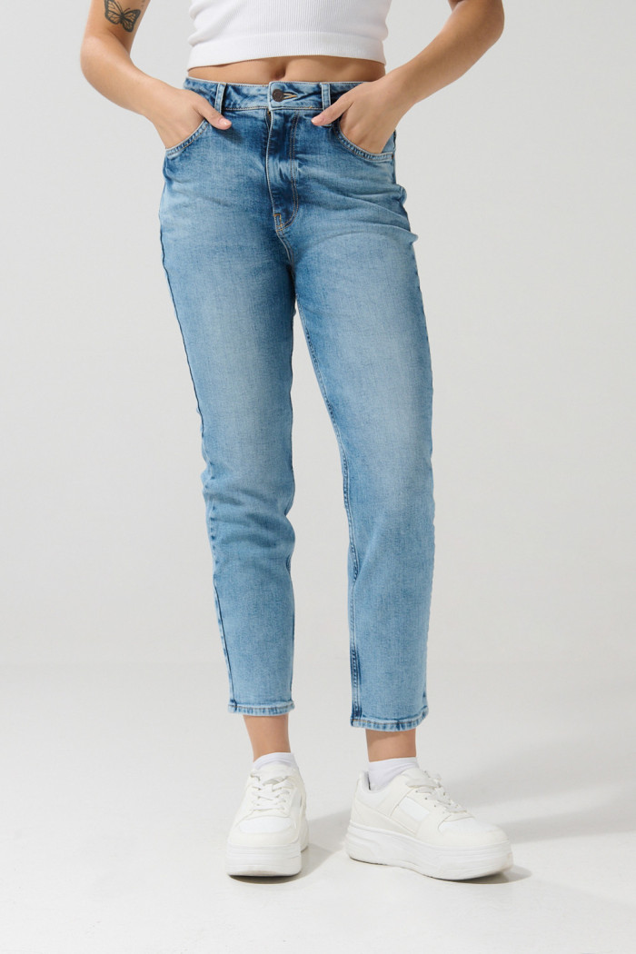 Jean mom bota recta azul claro con tiro súper alto