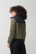 Chaqueta unicolor acolchada con capota y corte en contraste