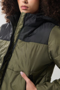 Chaqueta unicolor acolchada con capota y corte en contraste