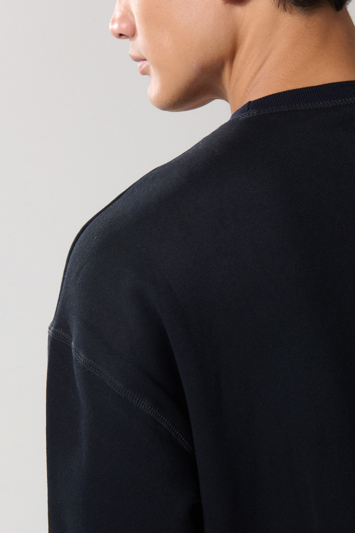 Buzo oversize perchado unicolor con cuello redondo