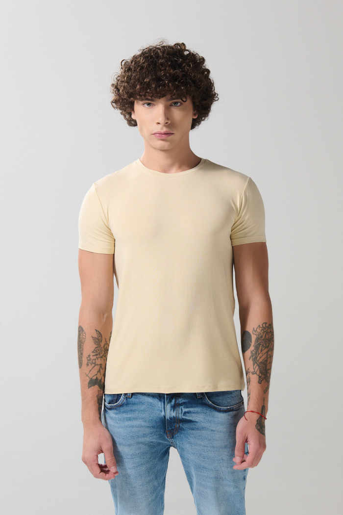 Camiseta ajustada en viscosa unicolor con cuello redondo