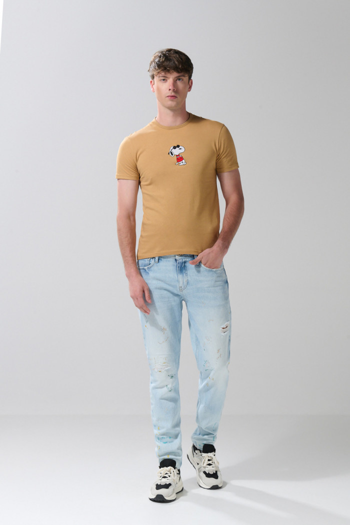 Camiseta unicolor cuello redondo con diseño de Snoopy