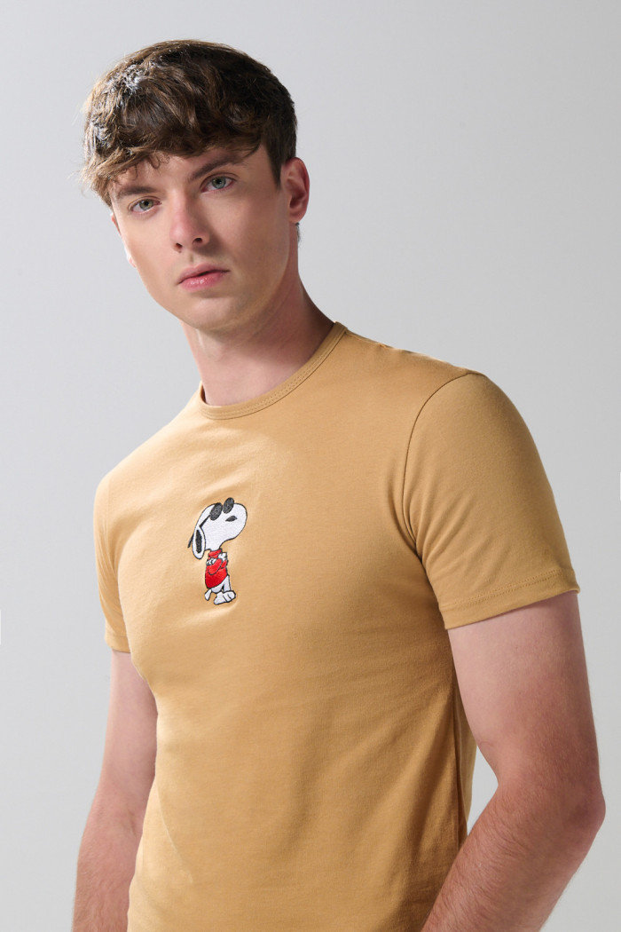 Camiseta unicolor cuello redondo con diseño de Snoopy