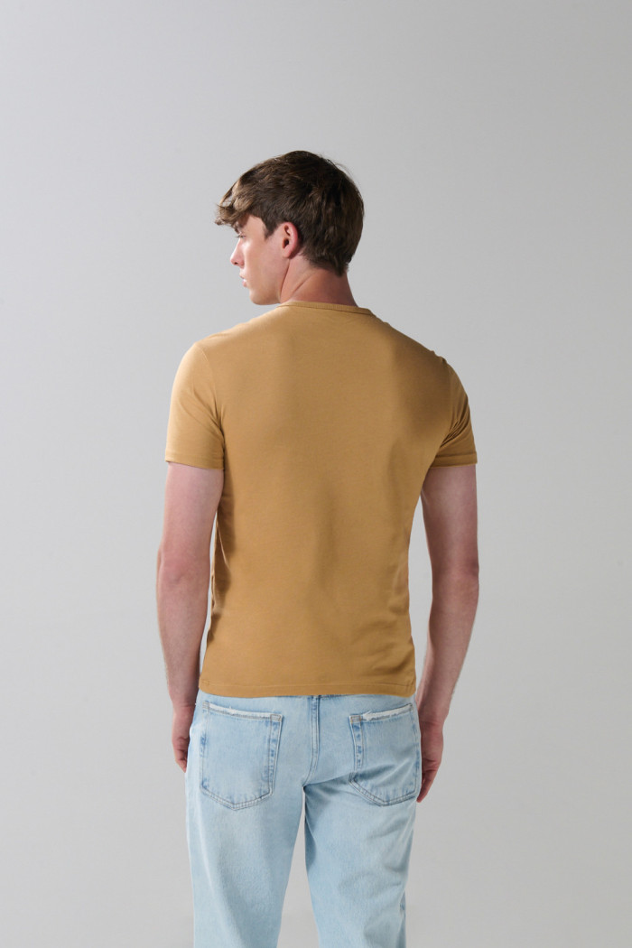 Camiseta unicolor cuello redondo con diseño de Snoopy