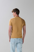Camiseta unicolor cuello redondo con diseño de Snoopy