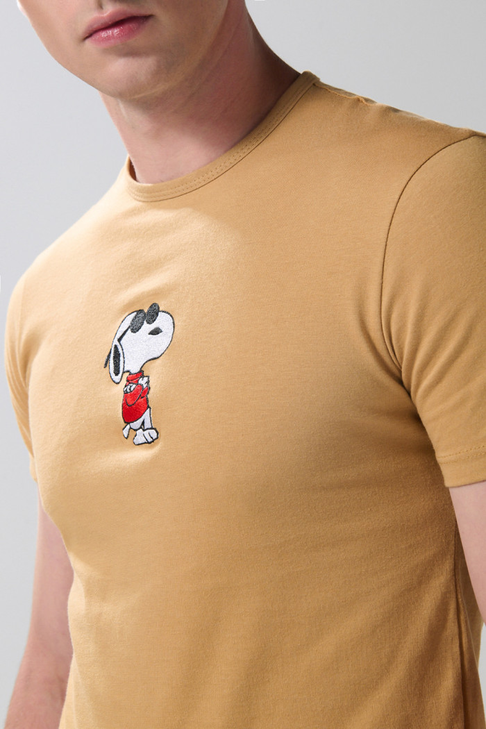 Camiseta unicolor cuello redondo con diseño de Snoopy