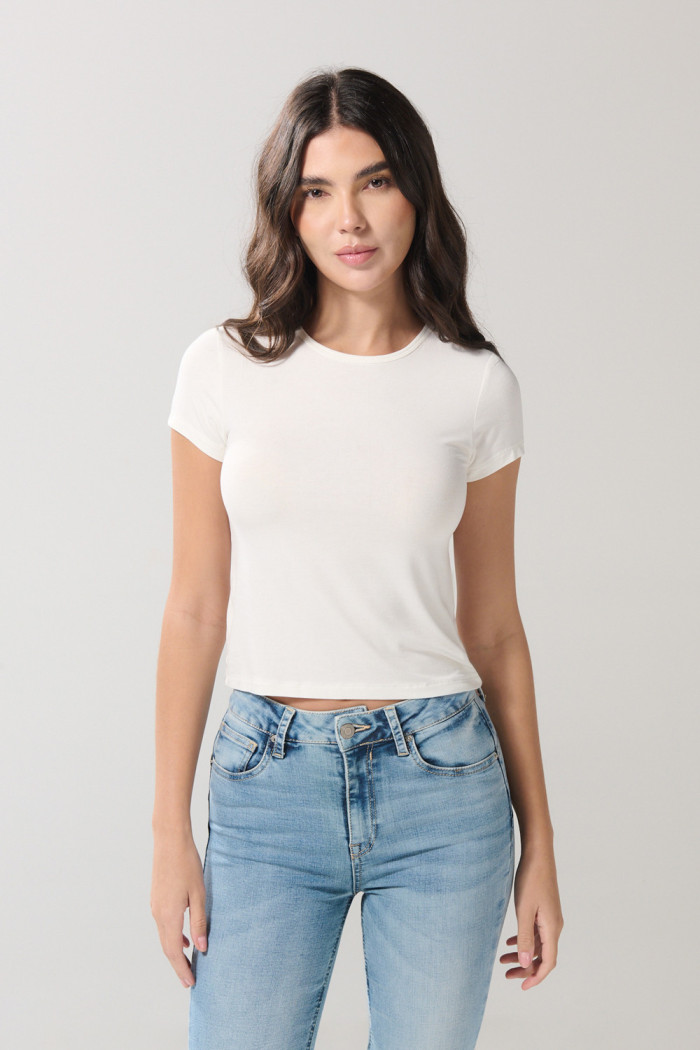 Camiseta ajustada en rib unicolor con cuello redondo