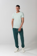 Pantalón unicolor jogger con elástico en bota y bolsillos