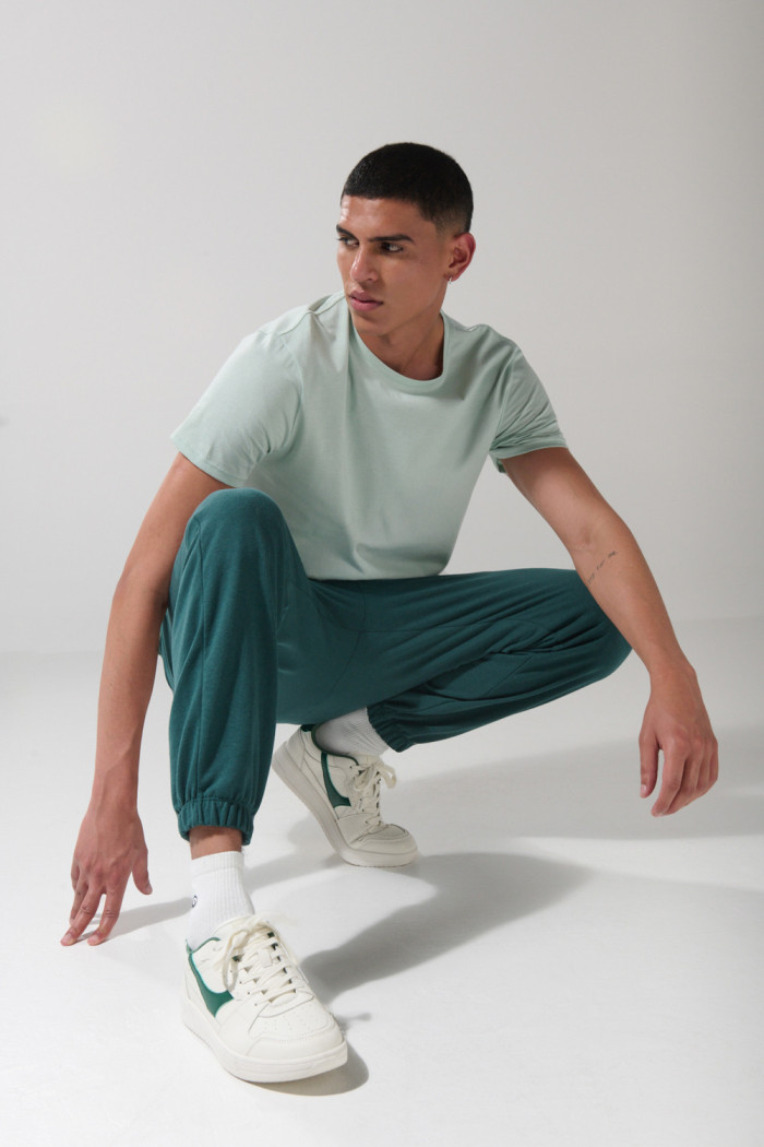 Pantalón unicolor jogger con elástico en bota y bolsillos
