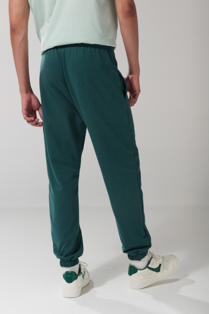 Pantalón unicolor jogger con elástico en bota y bolsillos