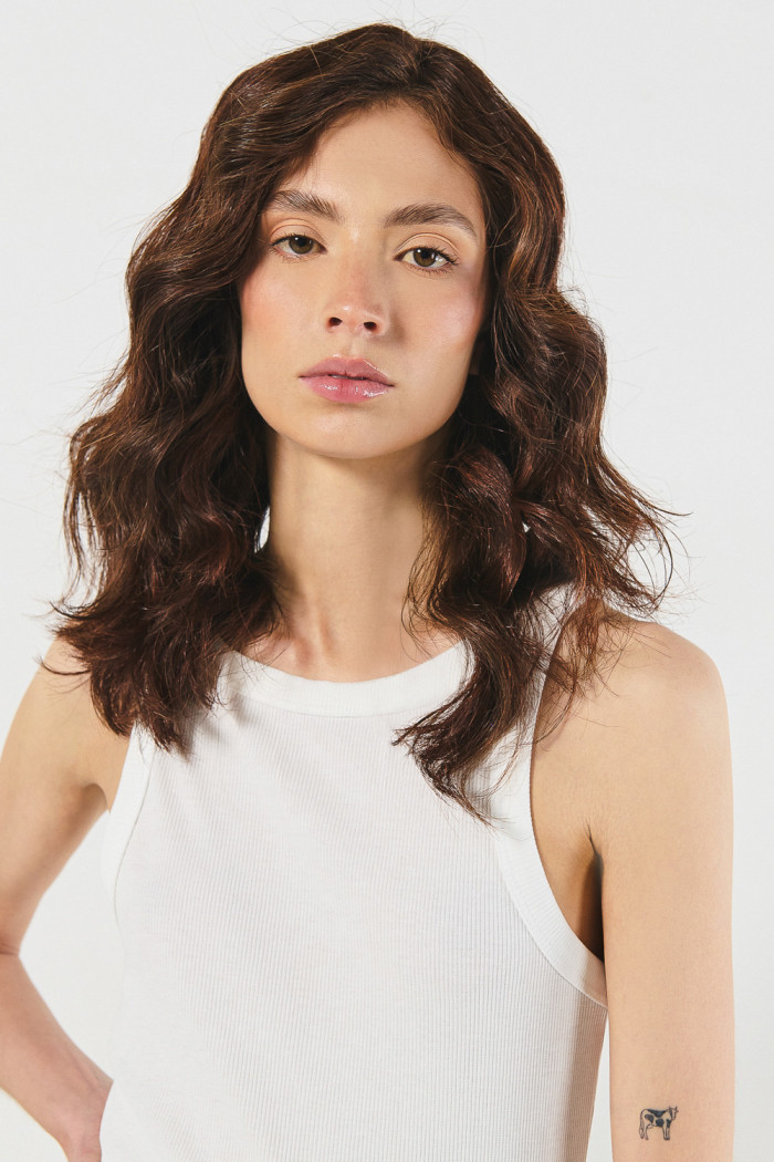 Camiseta unicolor cuello redondo con manga sisa y texturas