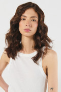 Camiseta unicolor cuello redondo con manga sisa y texturas