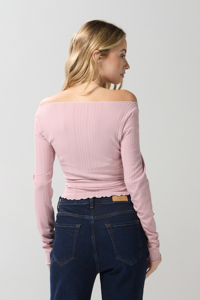 Camiseta unicolor con cuello bandeja y manga larga