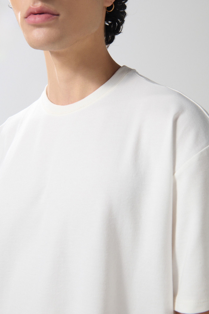 Camiseta unicolor oversize en tela pesada manga corta