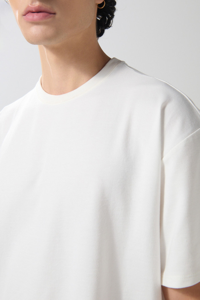 Camiseta unicolor oversize en tela pesada manga corta