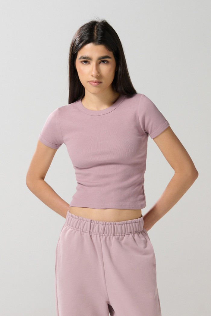 Camiseta unicolor con cuello redondo y texturas de canal