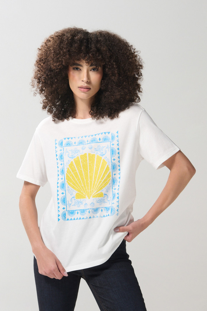 Camiseta unicolor cuello redondo con diseño de playa