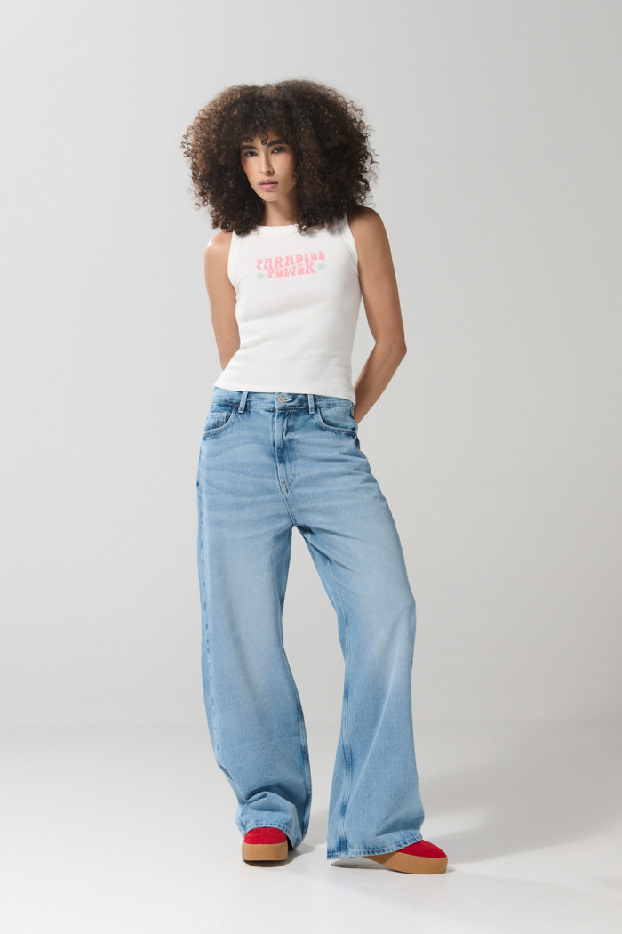 Camiseta manga sisa acanalada unicolor con texto en frente