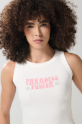 Camiseta manga sisa acanalada unicolor con texto en frente