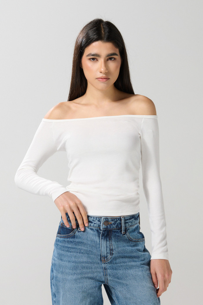 Camiseta manga larga unicolor ajustada con cuello bandeja