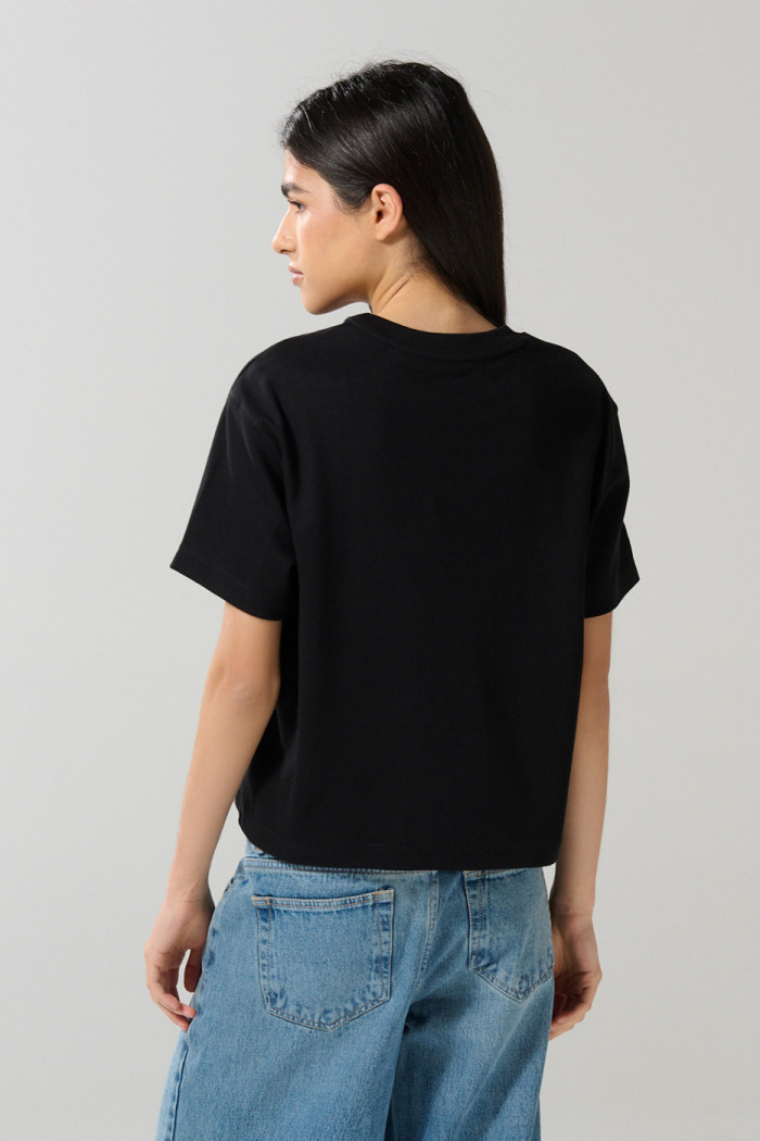 Camiseta unicolor cuello redondo con texto delantero