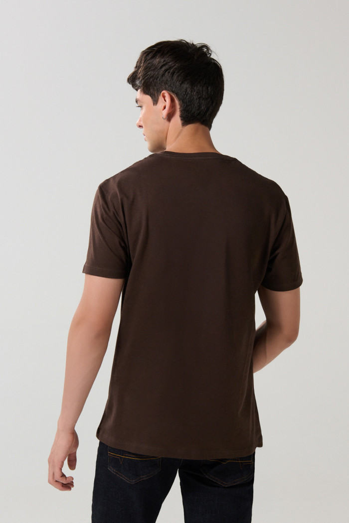 Camiseta en algodón unicolor con bolsillo y manga corta