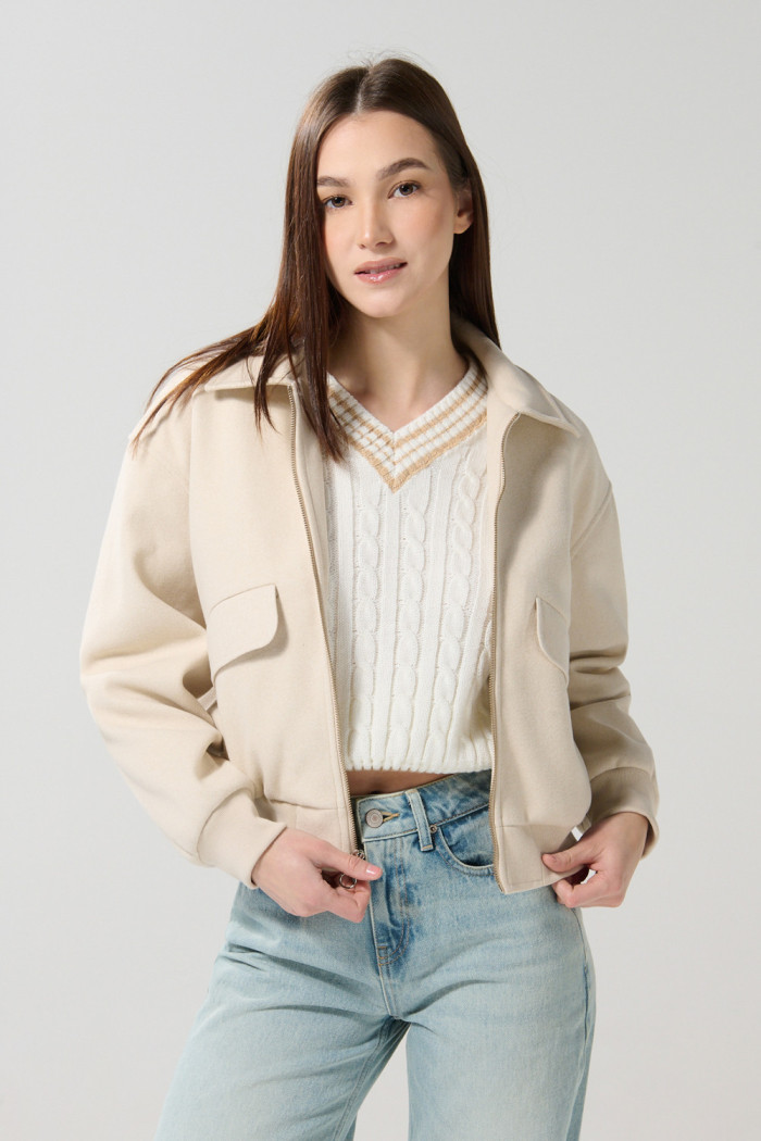 Chaqueta cazadora kaki clara con cuello trucker y bolsillos