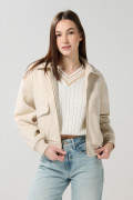 Chaqueta cazadora kaki clara con cuello trucker y bolsillos