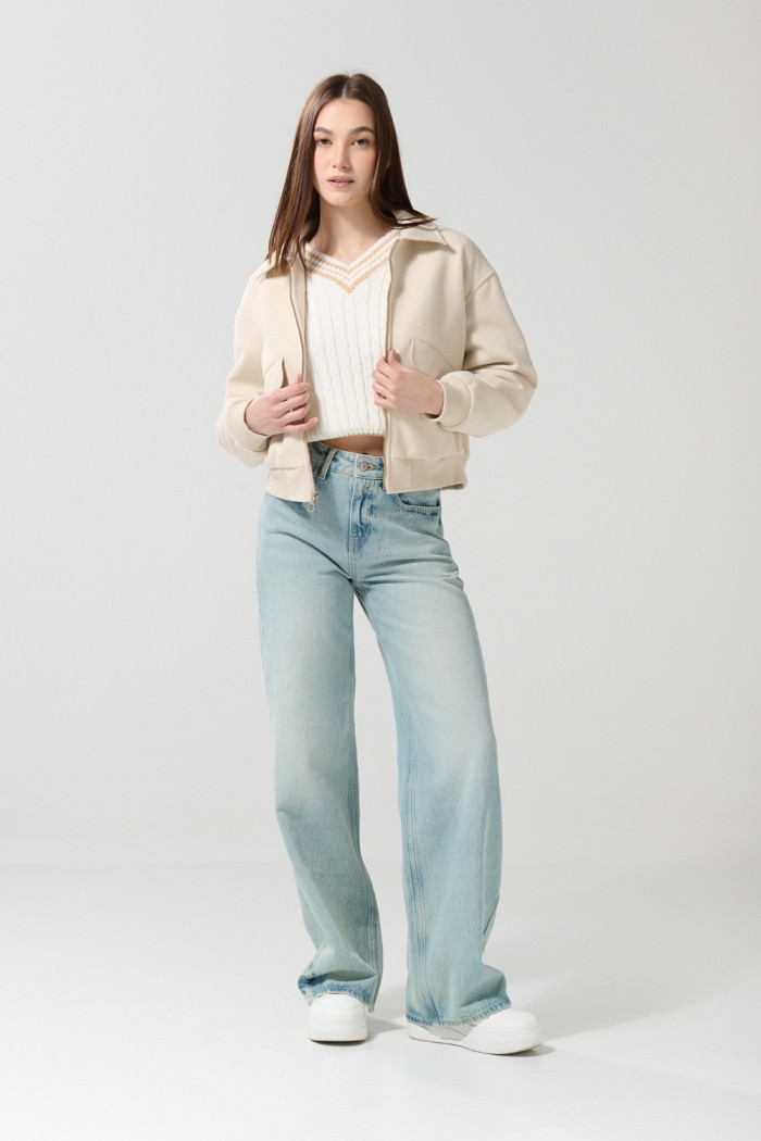 Chaqueta cazadora kaki clara con cuello trucker y bolsillos